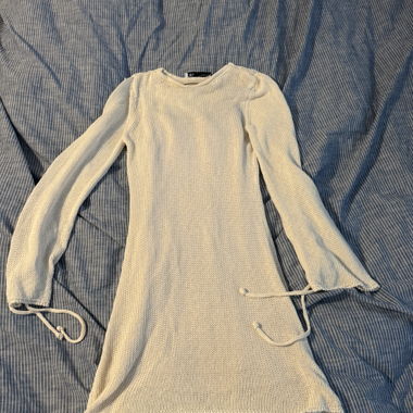 Weisses Strickkleid mit Aermeln