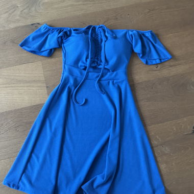Abito blu con spalle scoperte