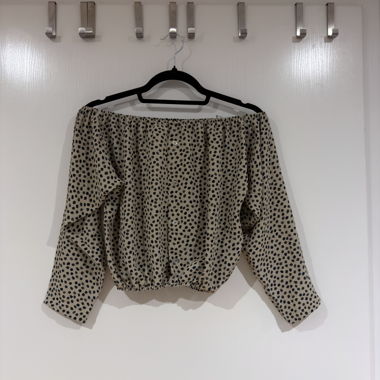 Top scollato a pois con maniche lunghe