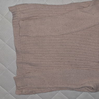 Gestrickter rosa Pullover – Kleiner, reparabler Mangel