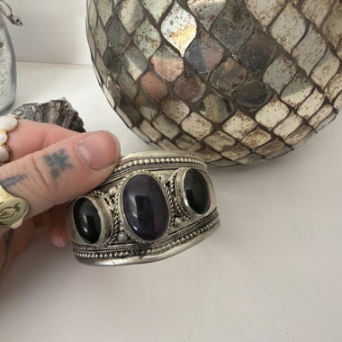 Bracciale largo in metallo con pietre
