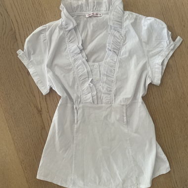 Top in camicetta bianco con volant