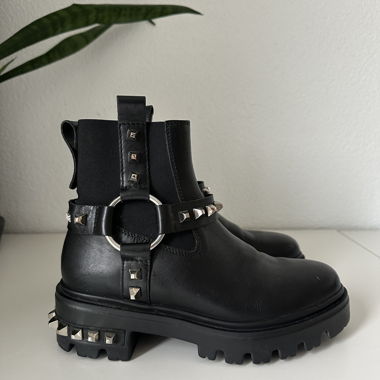 Stivaletti alla caviglia di design italiano