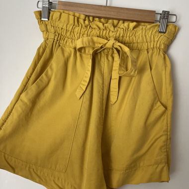 Short jaune