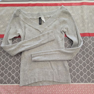 Grauer Pullover mit Wickelkragen