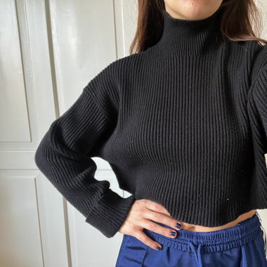 black croped pulli