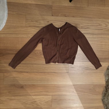 Brown short cardigan with buttons