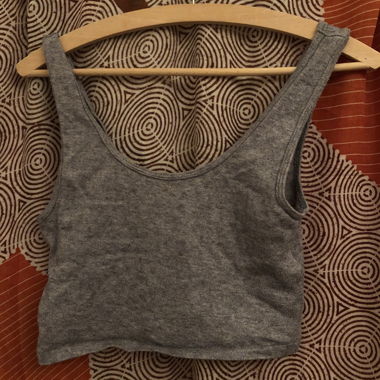 Top sportivo grigio