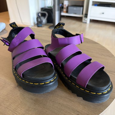 Dr. Martens Lila Plateausandalen