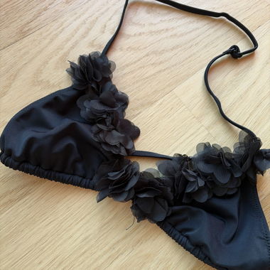 Top bikini triangolo nero floreale