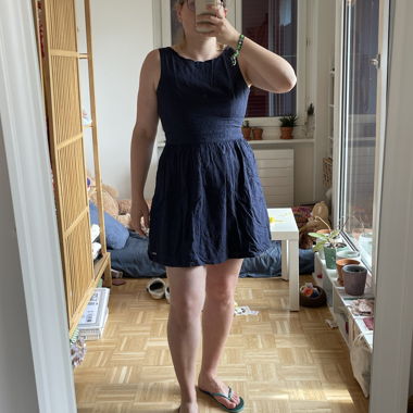 Jolie robe bleue à motifs 