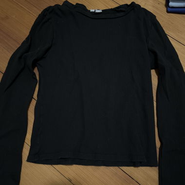 T-shirt nero a maniche lunghe