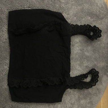Haut noir en dentelle