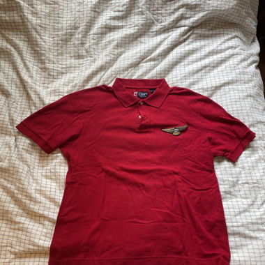 Rotes Polo mit Jaguarlogo