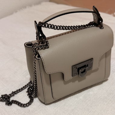 Beige chain shoulder bag