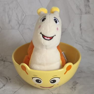 Escargot en peluche avec bol de muesli