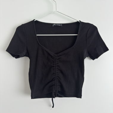 Schwarzes Crop Top mit Raffung