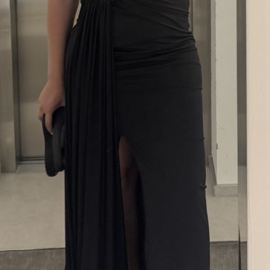 Schwarzes Abendkleid mit Schlitz