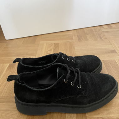 Schwarze flache Schuhe