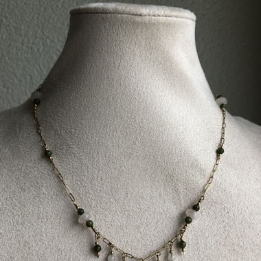 Vergoldete Kette mit Jade und Rosenquarz 