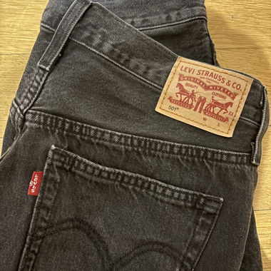Schwarze Levi’s Shorts
