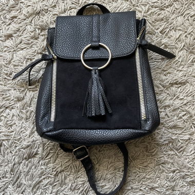 Kleiner Rucksack schwarz aus Kunstleder Primark