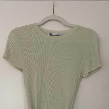 Sommerliches T-Shirt hellgrün mit rundem cut