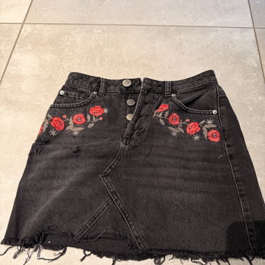 Gonna di jeans nera con ricamo