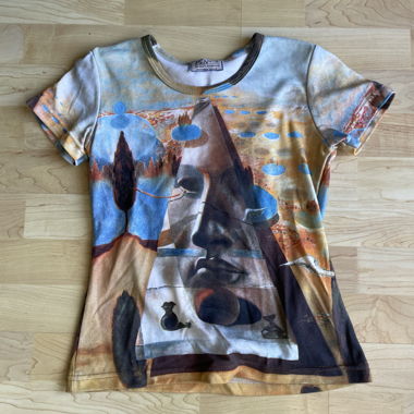 Maglietta dal design surrealista