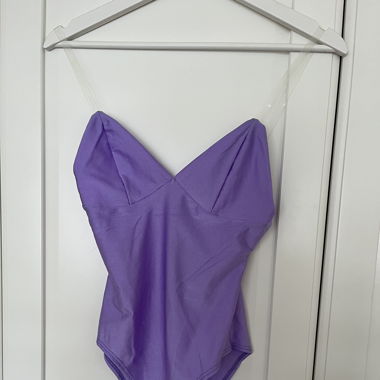 Lilafarbener Bodysuit von Fashion Nova 