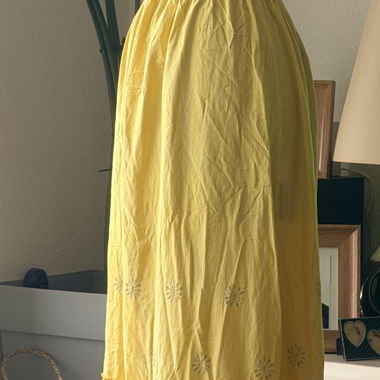 Gelbes Maxi-Kleid mit Carmenausschnitt