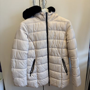 Weisse Winterjacke mit schwarzem Fell an der Kapuze