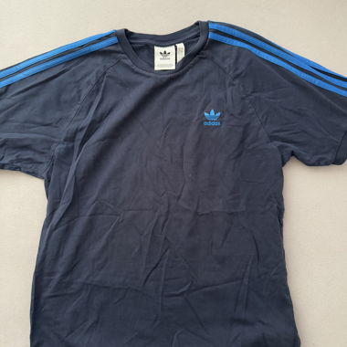 T-shirt Adidas blu navy con righe blu