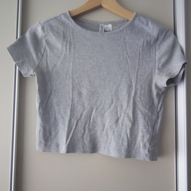 Haut court gris de DIVIDED