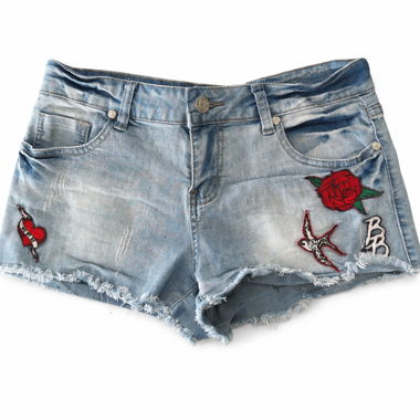 Short in denim blu Heidi con patch ricamati