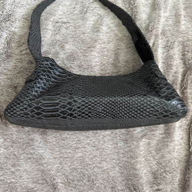 Borsa a tracolla effetto serpente nera