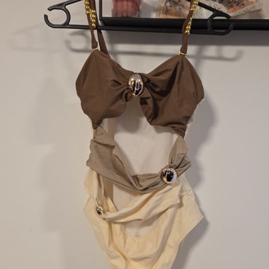 Costume da bagno con intagli