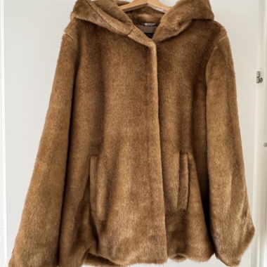 Fellimitat Jacke mit Kapuze