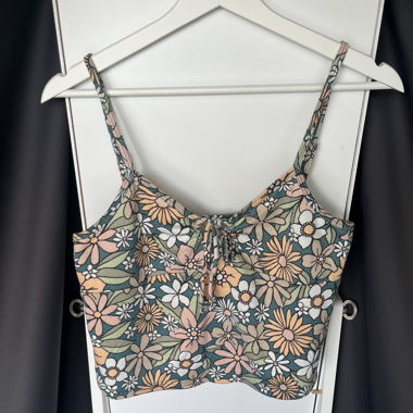 Crop top floreale con spalline