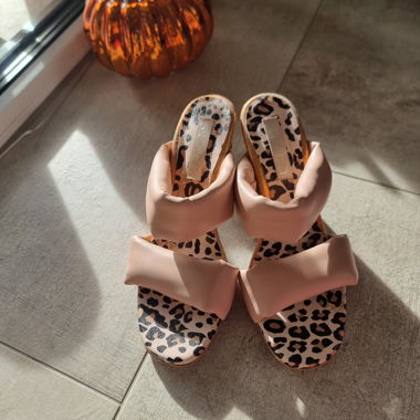 Décolleté con tacco alto motivo leopardo
