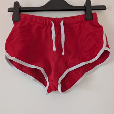 Pantaloncini sportivi rossi con bordo bianco