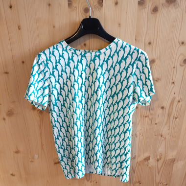 T-shirt with perrots pattern