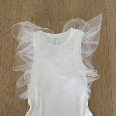 White top with tulle on the sleeves