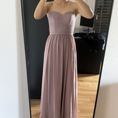 Rosé evening dress with pearl corsage