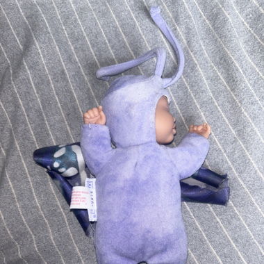 Figurine bébé qui dort en papillon