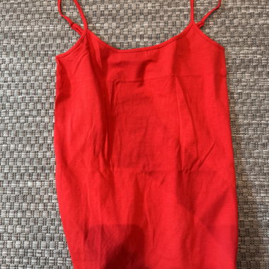Top rosso a spalline sottili
