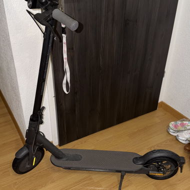 Trottinette électrique avec lumière et câble de charge