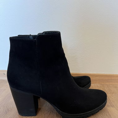 Schwarze Stiefeletten mit Absatz