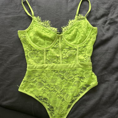 Body in pizzo verde fluo