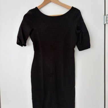 Robe noire à col rond